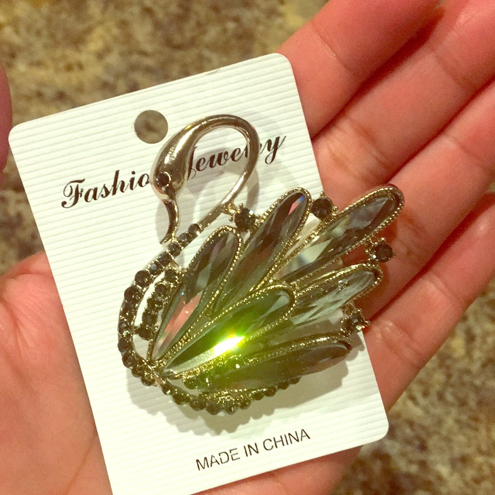 Crystal swan brooch new with tag